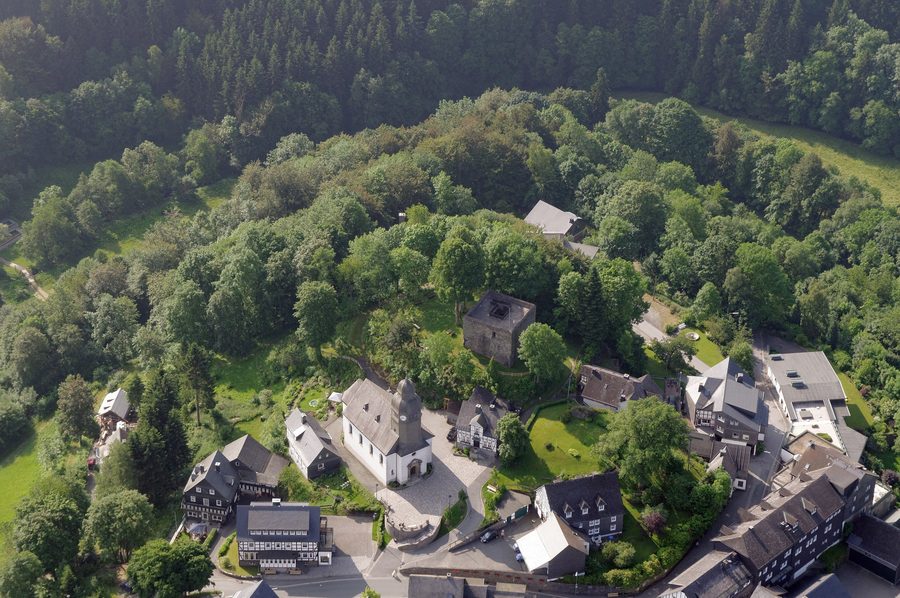 Luftaufnahme von Nordenau mit Kirche und Burg Rappelstein