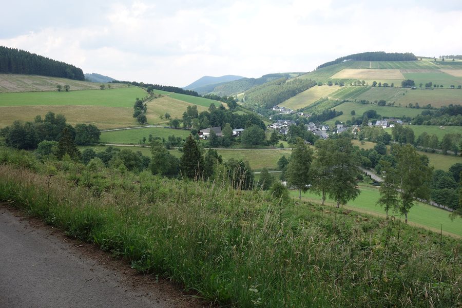 Offenlandschaft und bewaldete Bergkuppen rund um Elpe im Sauerland