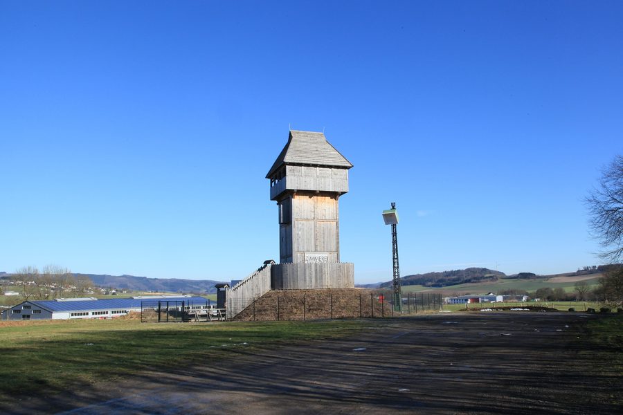 Rekonstruierte Turmhügelburg an der Dinneike in Neuenrade-Küntrop