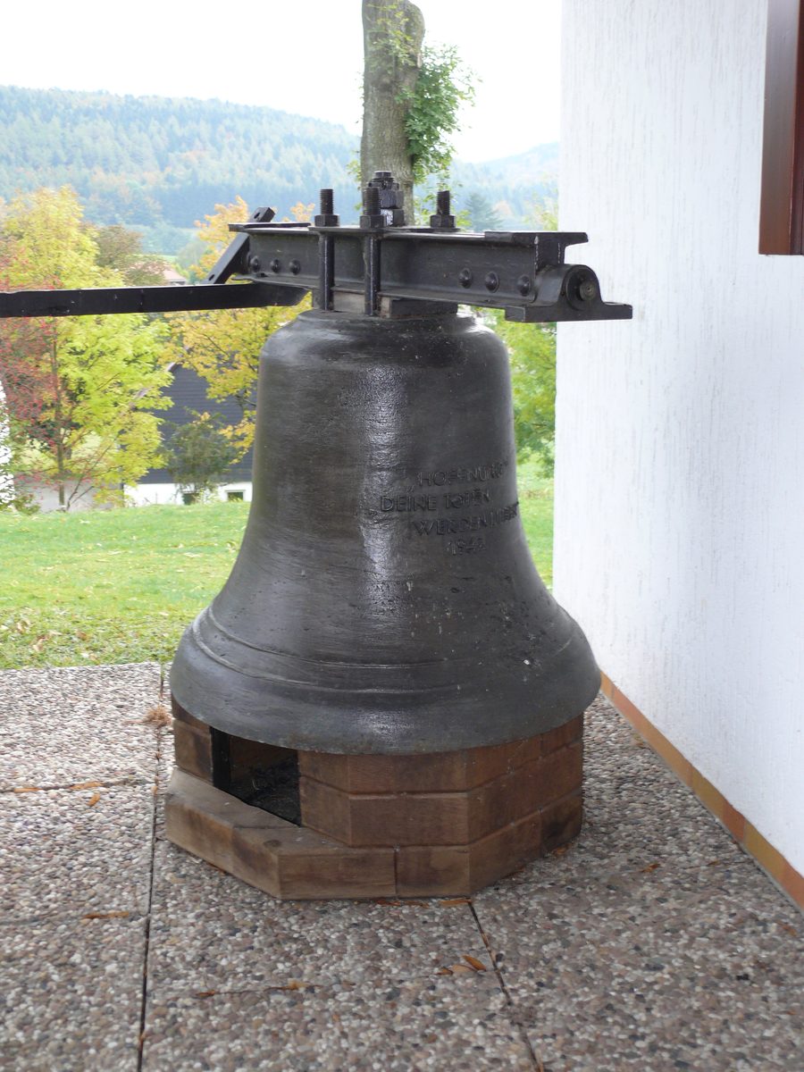 Alte Glocke vor der Friedhofskapelle in Eimelrod