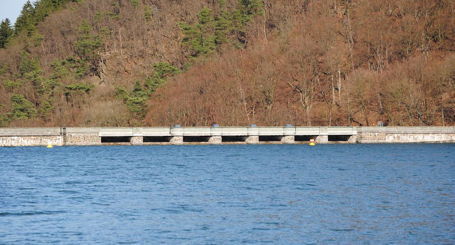 Südseite der Staumauer am Diemelsee