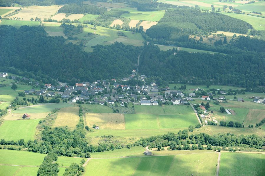 Luftaufnahme von Braunshausen bei Hallenberg mit der umliegenden Landschaft