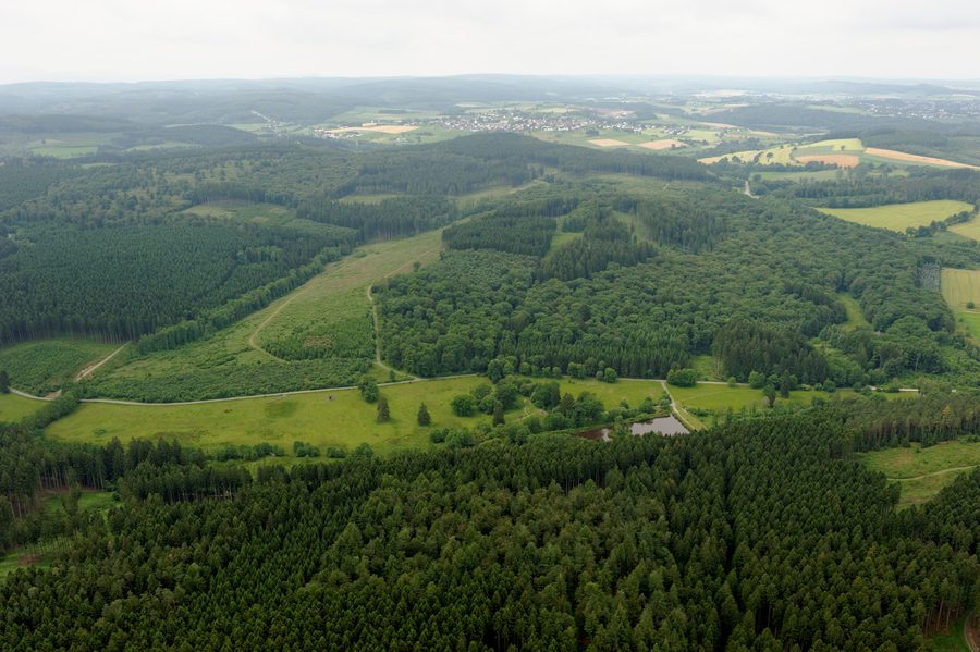 Luftaufnahme des Arnsberger Waldes mit dem Bibertal und Kallenhardt im Hintergrund