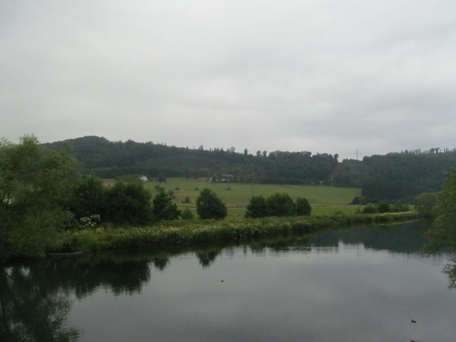 Blick von der Ruhrbrücke in Freienohl auf die Ruhr und das bewaldete Ruhrtal