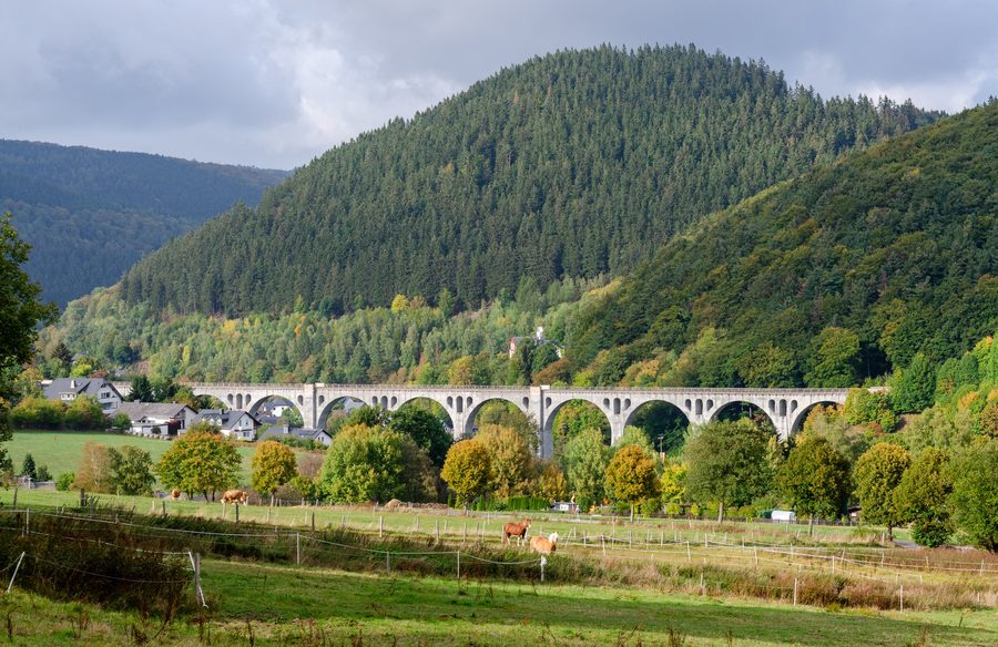 Viadukt vor dem bewaldeten Iberg in Willingen im Upland