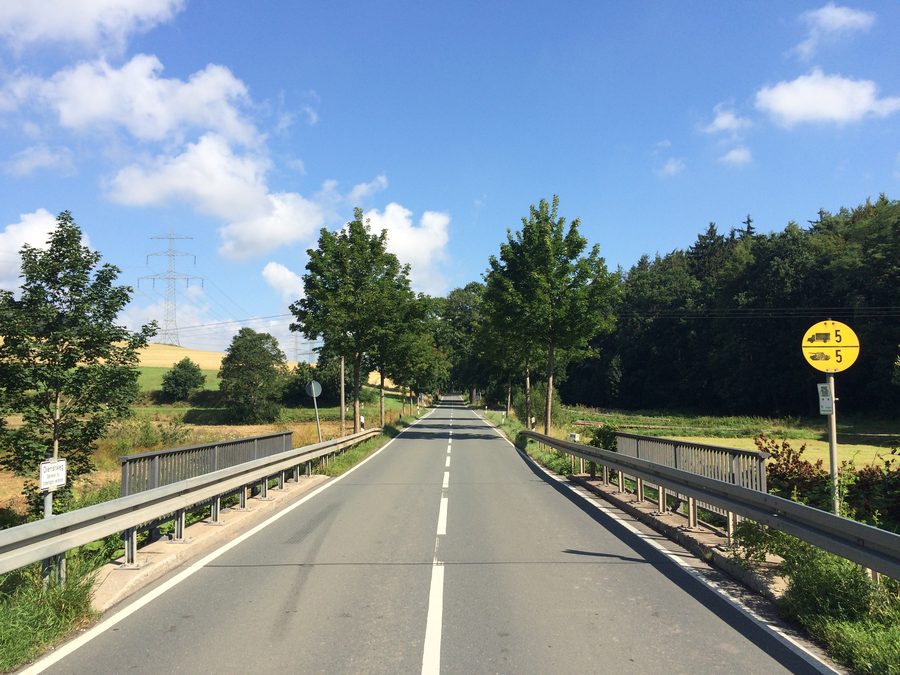 Twiste-Radweg auf einer Brücke über die Twiste zwischen Twiste und dem Berggrund