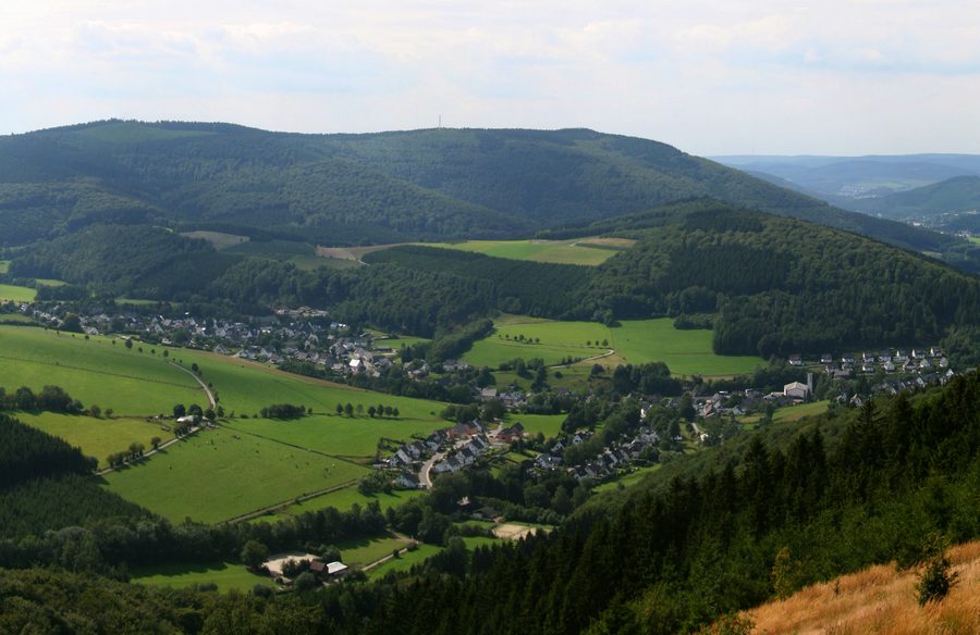 Blick vom Ginsterkopf auf Olsberg-Elleringhausen mit Ruthenberg und bewaldeten Sauerländer Höhen