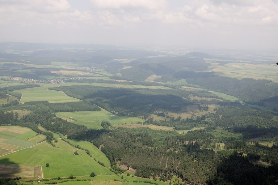 Luftaufnahme des bewaldeten Brühnetals östlich von Medebach mit Hillershausen links oben im Bild.