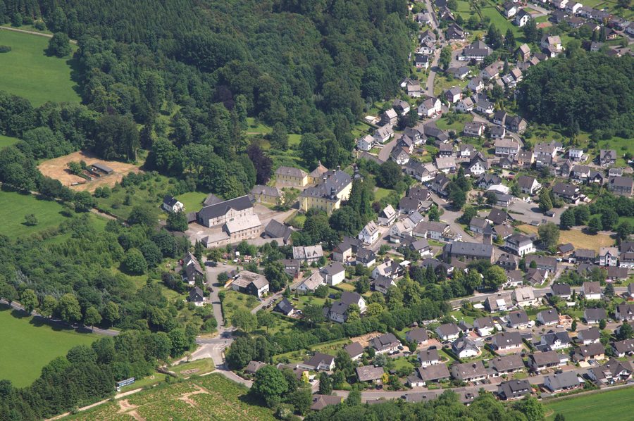 Luftaufnahme von Schloss Antfeld in Olsberg-Antfeld