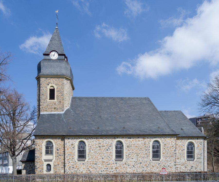 Außenansicht der katholischen St.-Antonius-Kirche in Wiemeringhausen, Olsberg