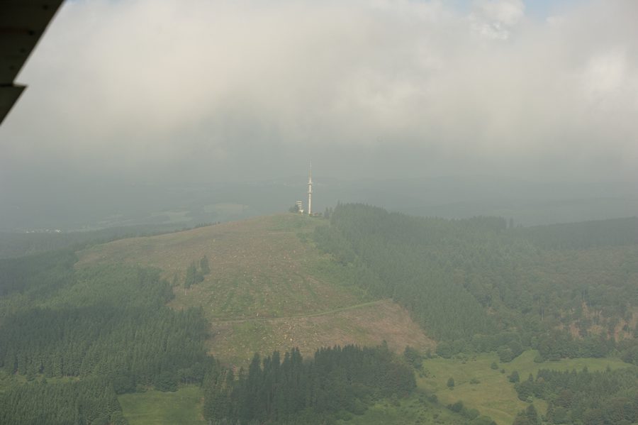 Aussichtsturm und Fernmeldeturm auf dem Bollerberg nordwestlich von Hesborn