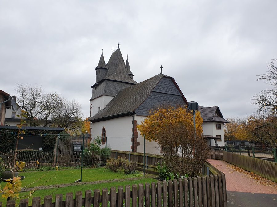 Außenansicht der Alten Kirche in Allendorf (Eder)