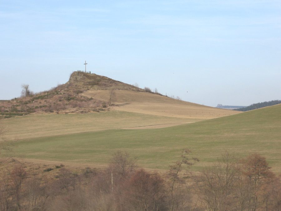 Krähenstein westlich von Winterberg-Siedlinghausen mit Blick auf den Feldstein der Bruchhauser Steine