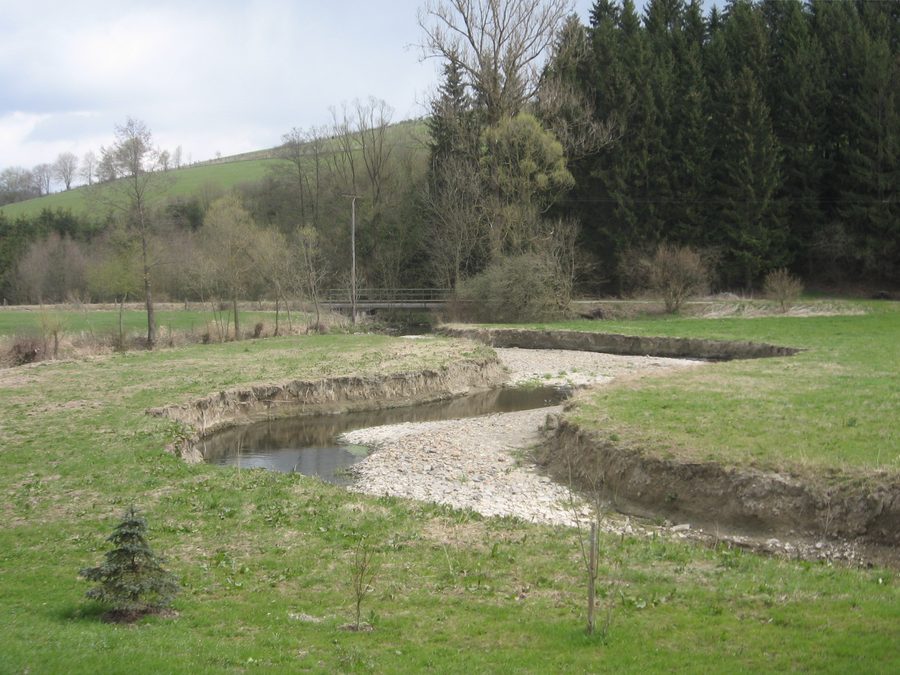 Wennemäander mit Uferabbruch und Schotterbank bei Schmallenberg-Menkhausen