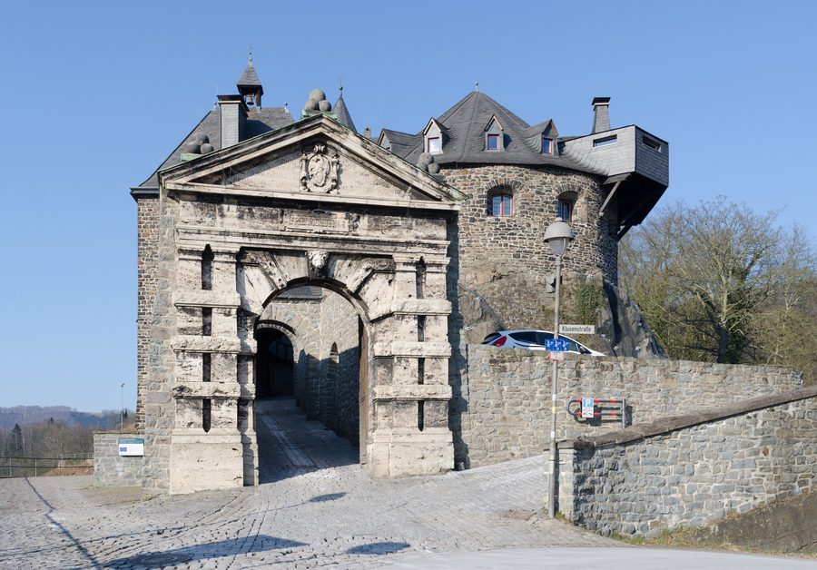 Südfassade der Burg Altena mit Friedrichstor