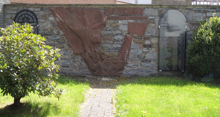 Kirche und Kriegerdenkmal in Stormbruch, Gemeinde Diemelsee