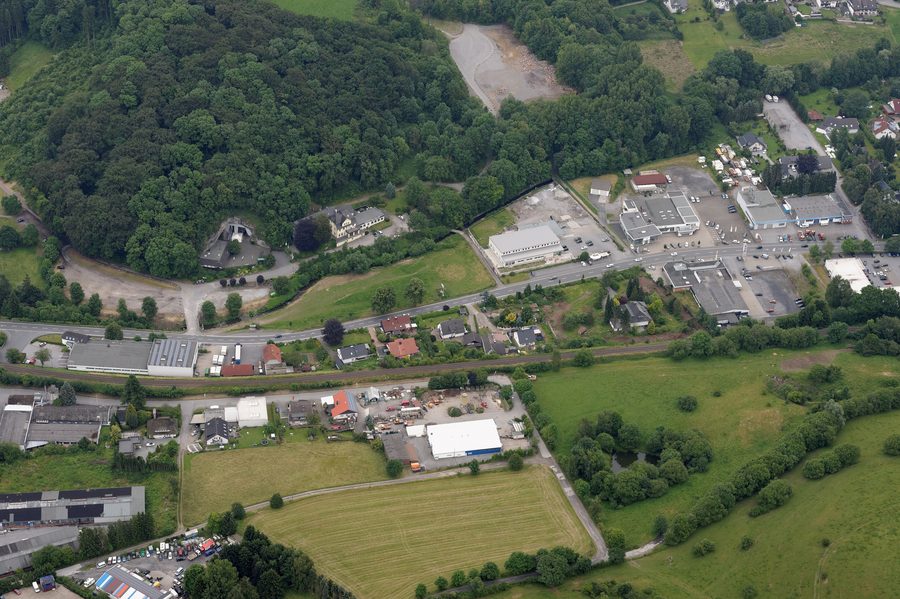Luftaufnahme des Eingangs der Balver Höhle in Balve