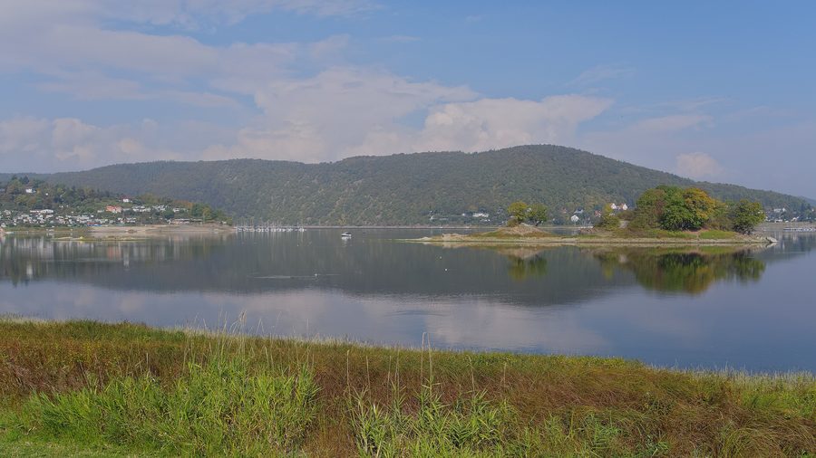 Blick von Bringhausen über den Edersee auf die Liebesinsel und die bewaldete Kahle Haardt