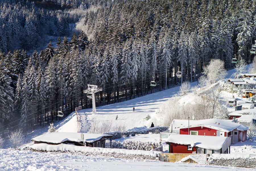 Sessellift und verschneiter Skihang bei Winterberg